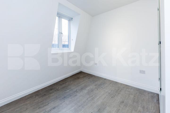 Superb top floor 1 bedroom property with a study  Foulden Road , Stoke Newington 